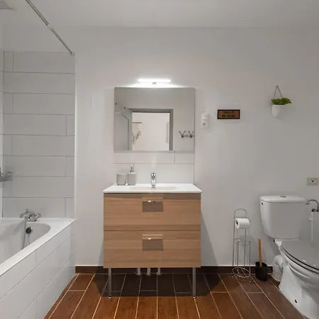 Spacieux T2 Au Centre Avec Parking Et Climatisation